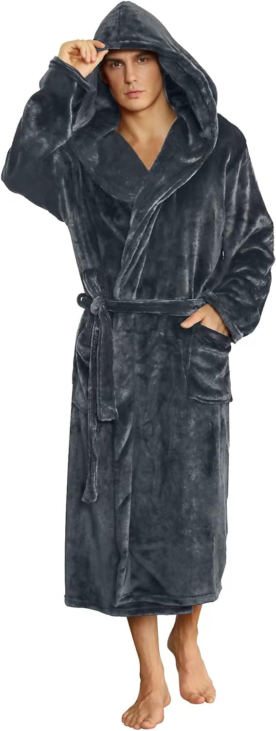 Mann im grauen Fleece-Bademantel mit Kapuze und Taschen, gemütlich, warm, Herrenmode.