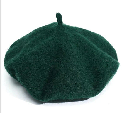 Dunkelgrüne Woll-Baskenmütze, stilvoll, warm, modisch, ideal für Herbst und Winter.