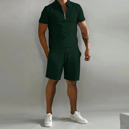 Mann in dunkelgrünem Poloshirt und Shorts, weiße Sneaker, modisches Sommeroutfit.