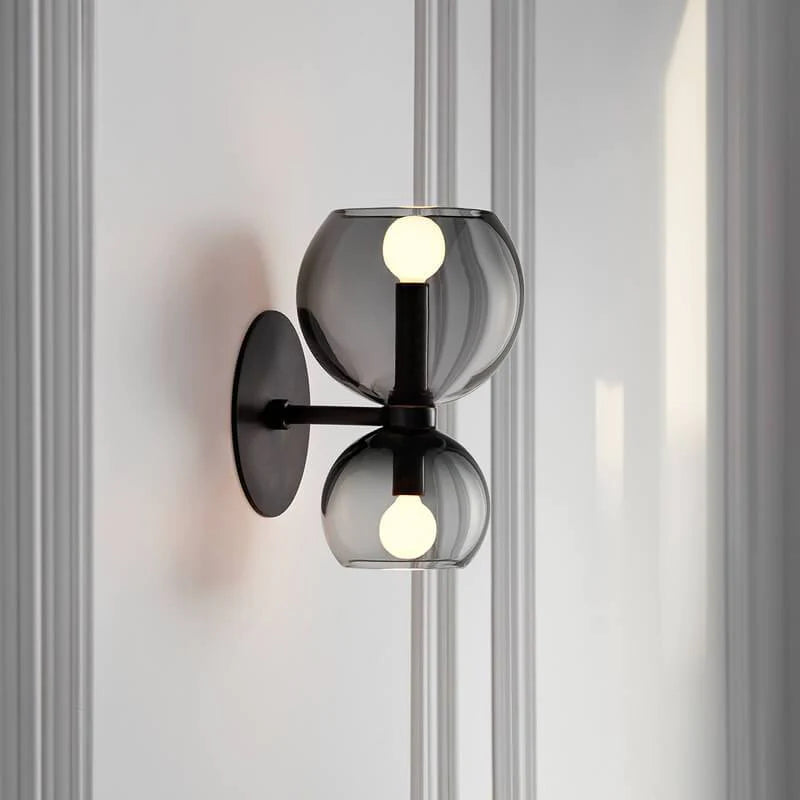 Minimalistische schwarze Doppel-LED-Wandleuchte aus Glas für modernes Wohndesign.