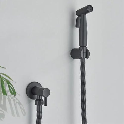 Schwarze Bidet-Handbrause mit Wandhalterung und Schlauch, modernes Badezimmerzubehör.