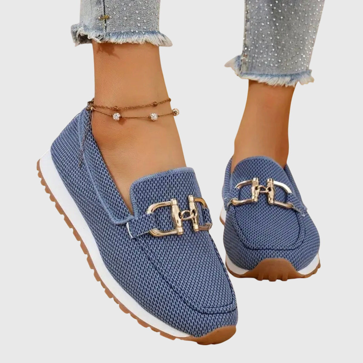 Blaue Slipper aus Netzstoff mit goldener Spange, schräg von vorn am Fuß getragen 3