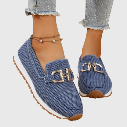 Blaue Slipper aus Netzstoff mit goldener Spange, schräg von vorn am Fuß getragen 3