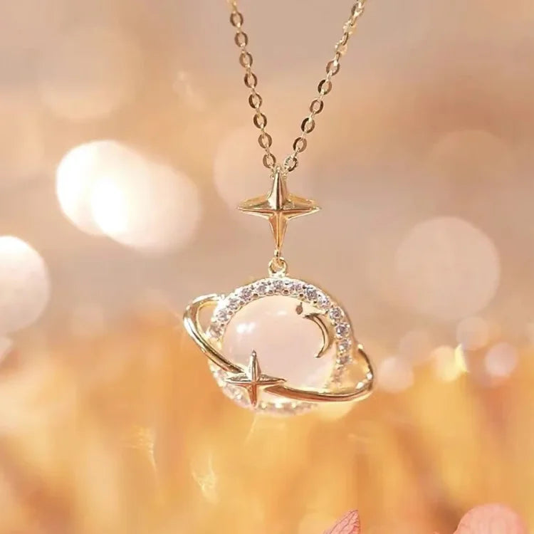 Goldene Halskette mit planetenförmigem Anhänger, Zirkonia-Steinen, elegantes Schmuckdesign.