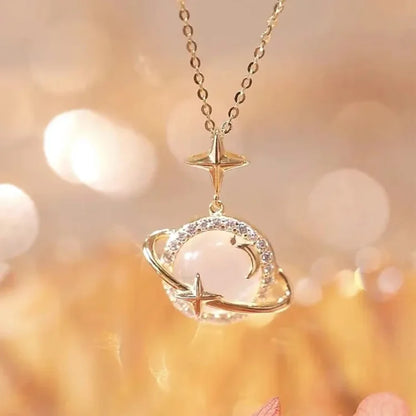 Goldene Halskette mit planetenförmigem Anhänger, Zirkonia-Steinen, elegantes Schmuckdesign.
