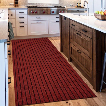 Roter Küchenläufer Teppich, gestreift, rutschfest, modern, Holzfußboden, weiße Schränke.