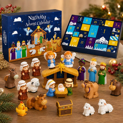 Blaue Adventskalender-Schachtel mit offenem Fächerkarton, davor aufgebaute Krippenfiguren, Tiere und Stall vor Weihnachtsdeko 1