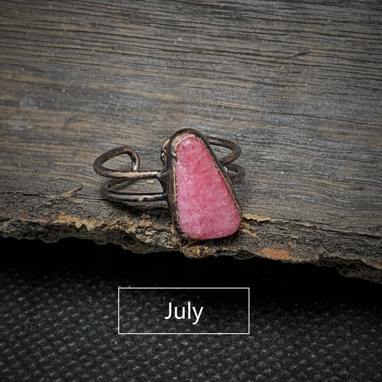 Rosa Edelstein-Ring auf Holz, handgefertigt, verstellbar, Schmuck für Juli-Geburtstag.