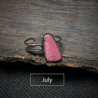 Rosa Edelstein-Ring auf Holz, handgefertigt, verstellbar, Schmuck für Juli-Geburtstag.