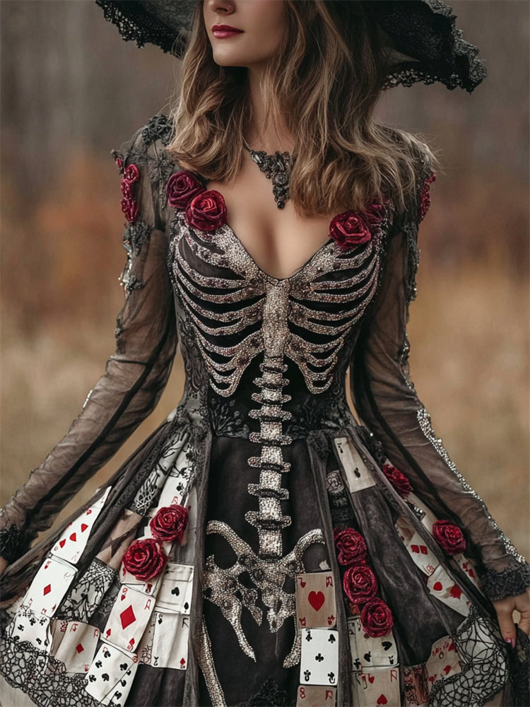 Frau im Kleid mit funkelnder Skelett-Rippenstickerei, roten Rosen und aufgenähten Spielkarten, dazu Spitzenhut und 1