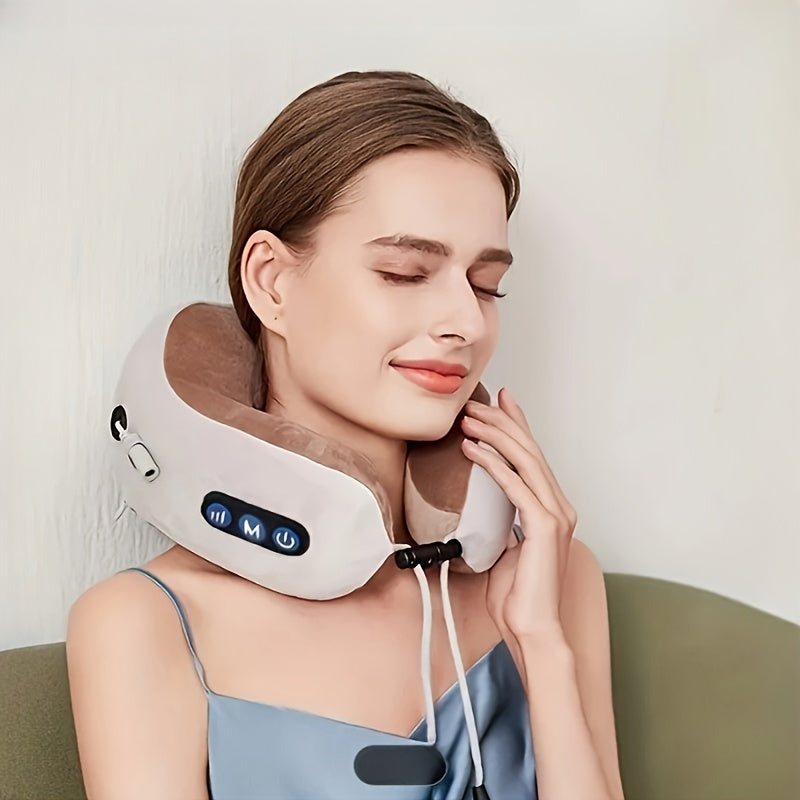 Frau mit weißem Nackenmassagegerät, tragbar, ergonomisch, Entspannung, Wellness, Zuhause.