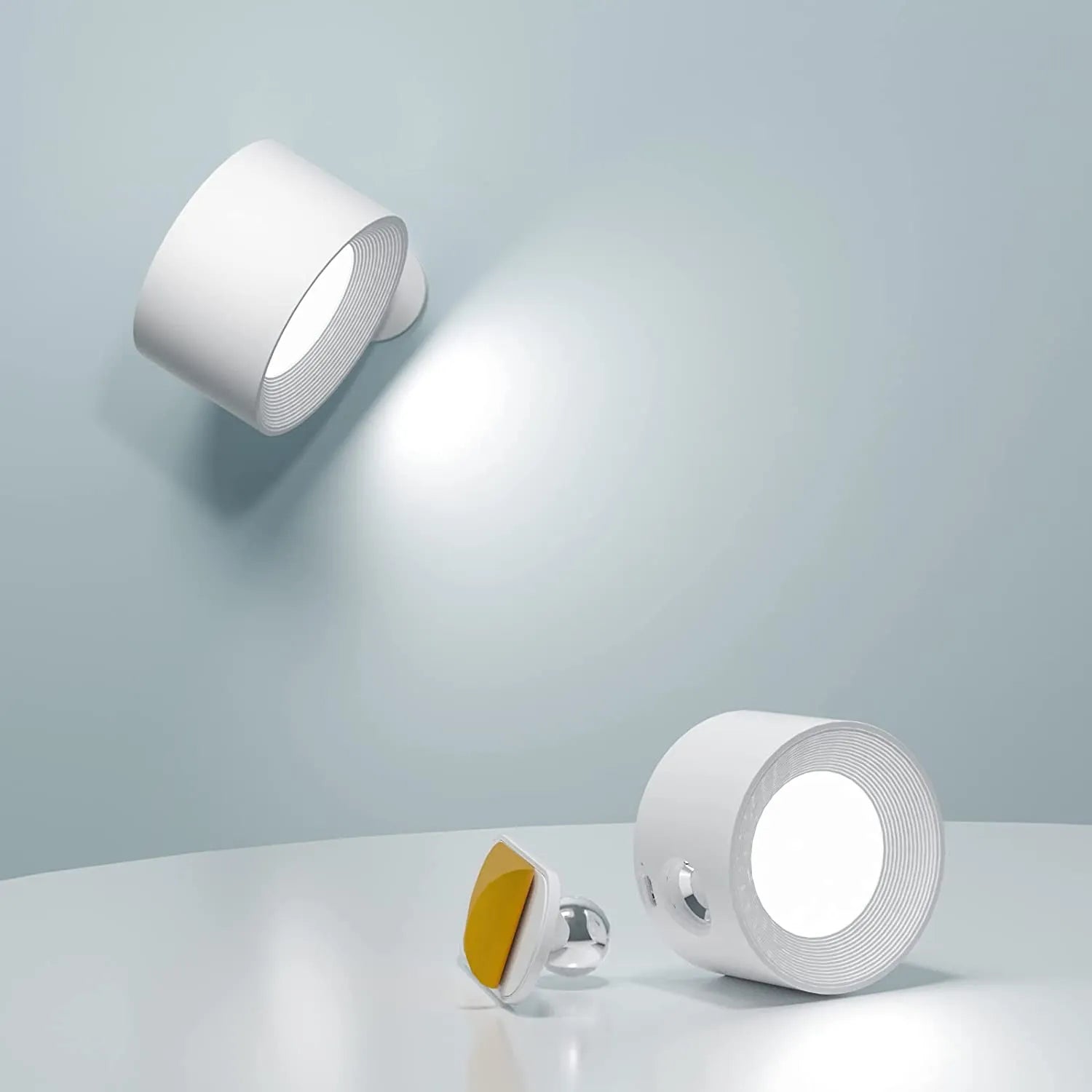 Weiße kabellose Wandleuchte, modernes Design, Easy Stick, LED, minimalistisch, Innenbeleuchtung.
