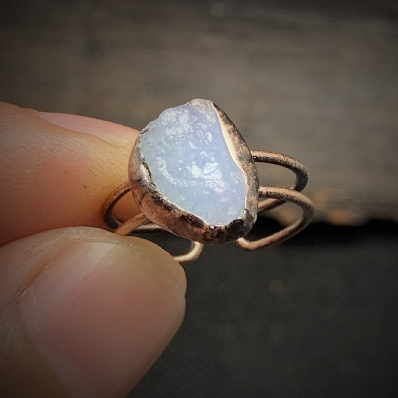 Handgefertigter Ring mit rohem Opalstein, Kupferfassung, rustikales Design, Schmuckaccessoire.