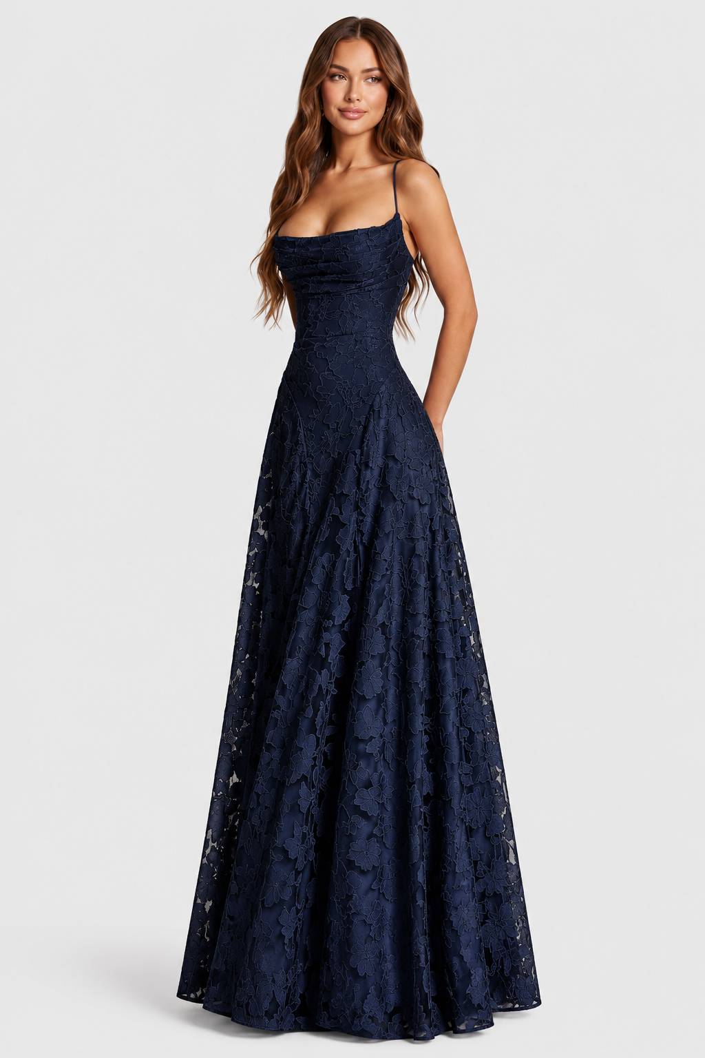 Marineblaues Blumenspitzen-Kleid, Frontansicht mit drapiertem Ausschnitt, dünnen Trägern und langem, fließendem A-Linien-Rock. 4