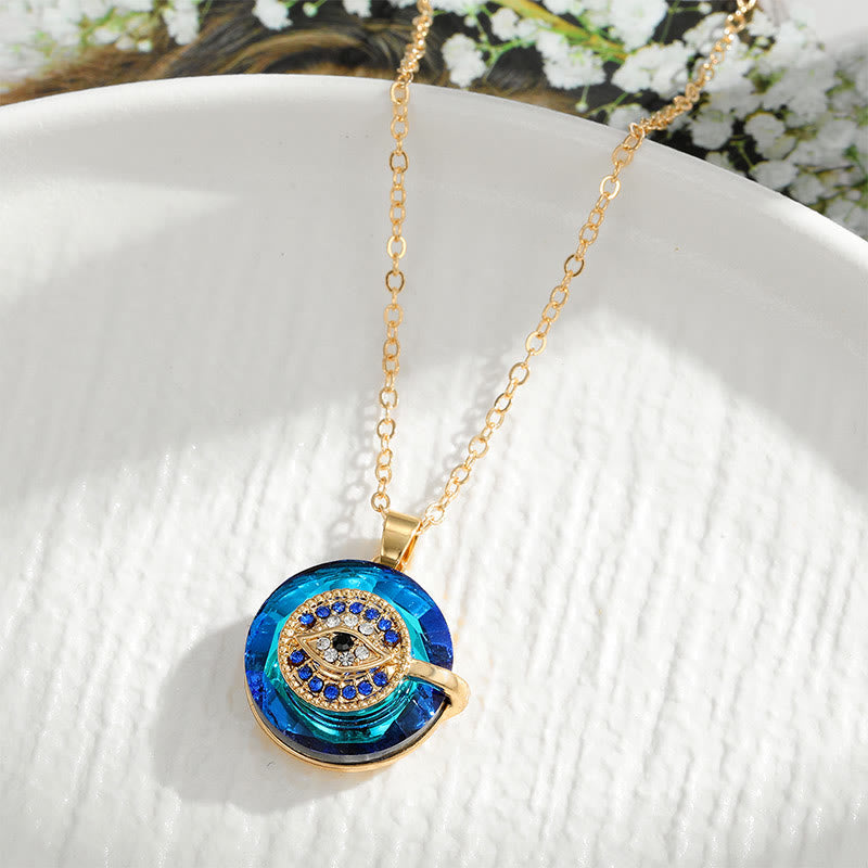 Goldene Halskette mit blauem Anhänger, Zirkonia-Steinen, elegantes Schmuckdesign.
