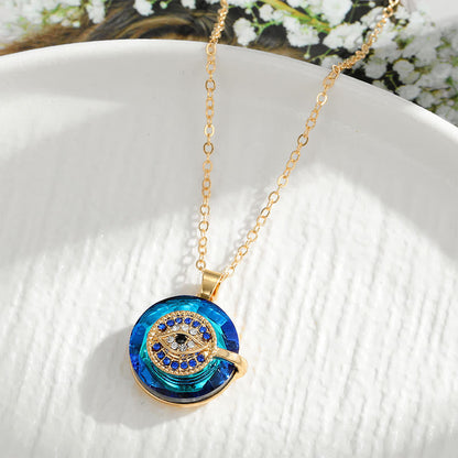 Goldene Halskette mit blauem Anhänger, Zirkonia-Steinen, elegantes Schmuckdesign.