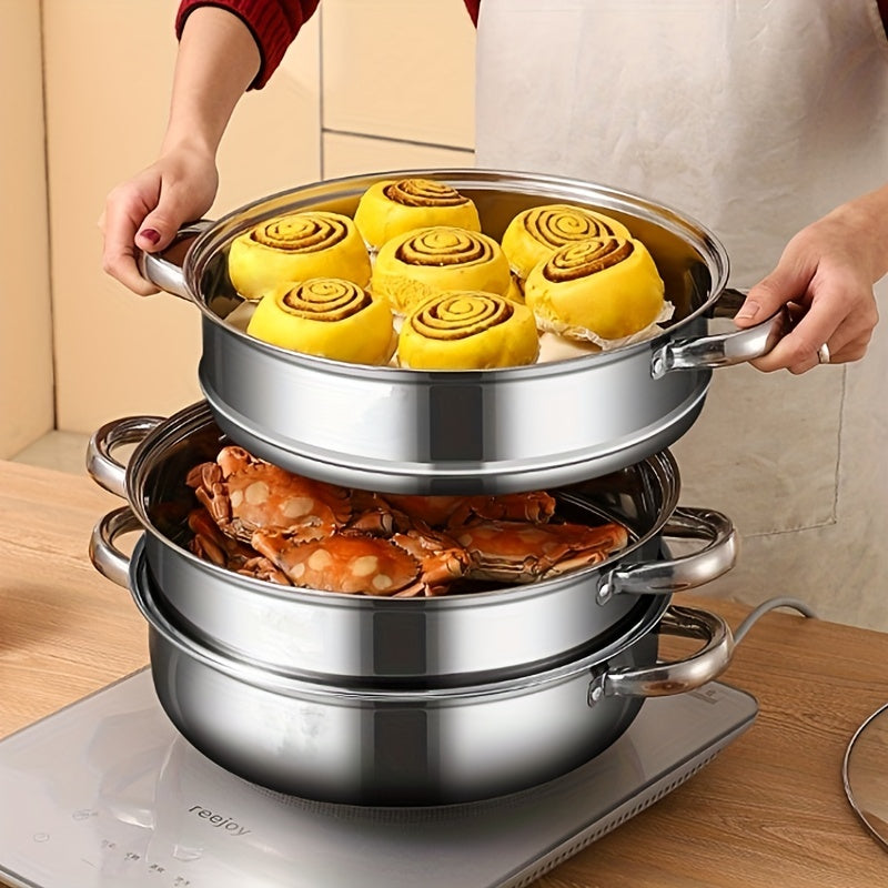 Dampftopf Edelstahl mit Dampfgarer, gefüllt mit Krabben und Brötchen, auf Induktionsherd.