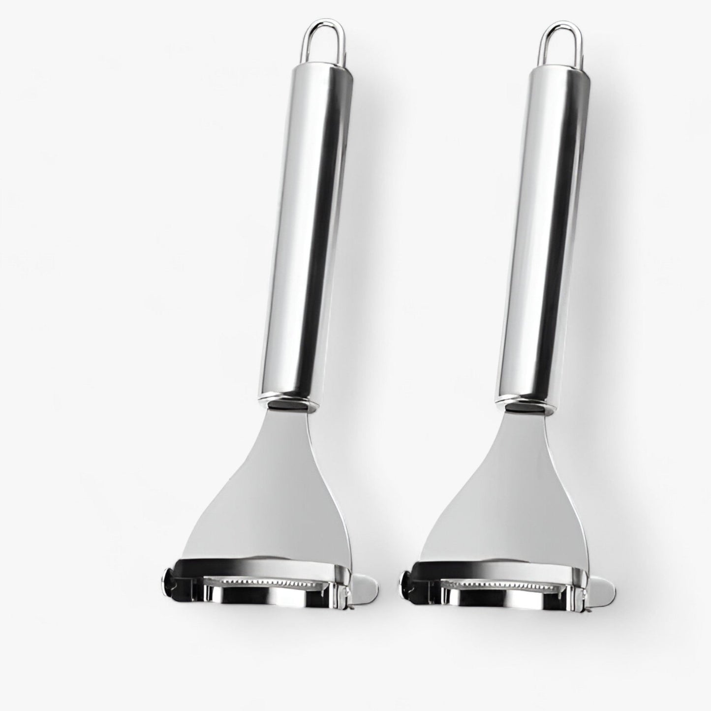 Zwei Edelstahl-Gemüseschäler mit ergonomischem Griff, ideal für Küche und Haushalt.