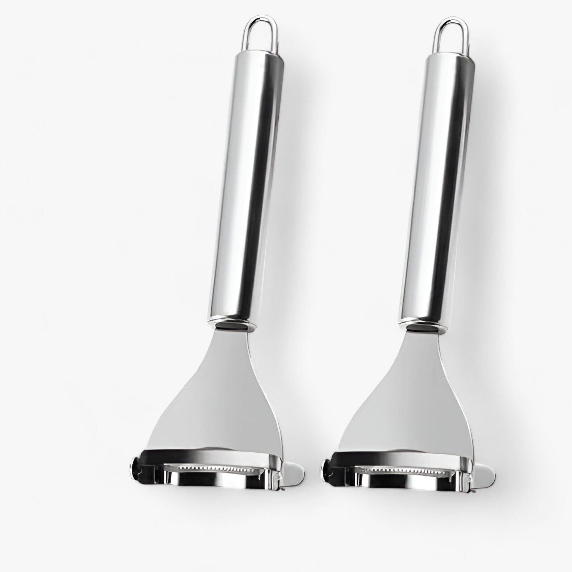 Zwei Edelstahl-Gemüseschäler mit ergonomischem Griff, ideal für Küche und Haushalt.