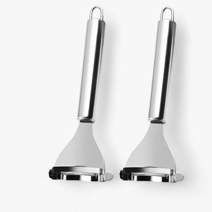 Zwei Edelstahl-Gemüseschäler mit ergonomischem Griff, ideal für Küche und Haushalt.