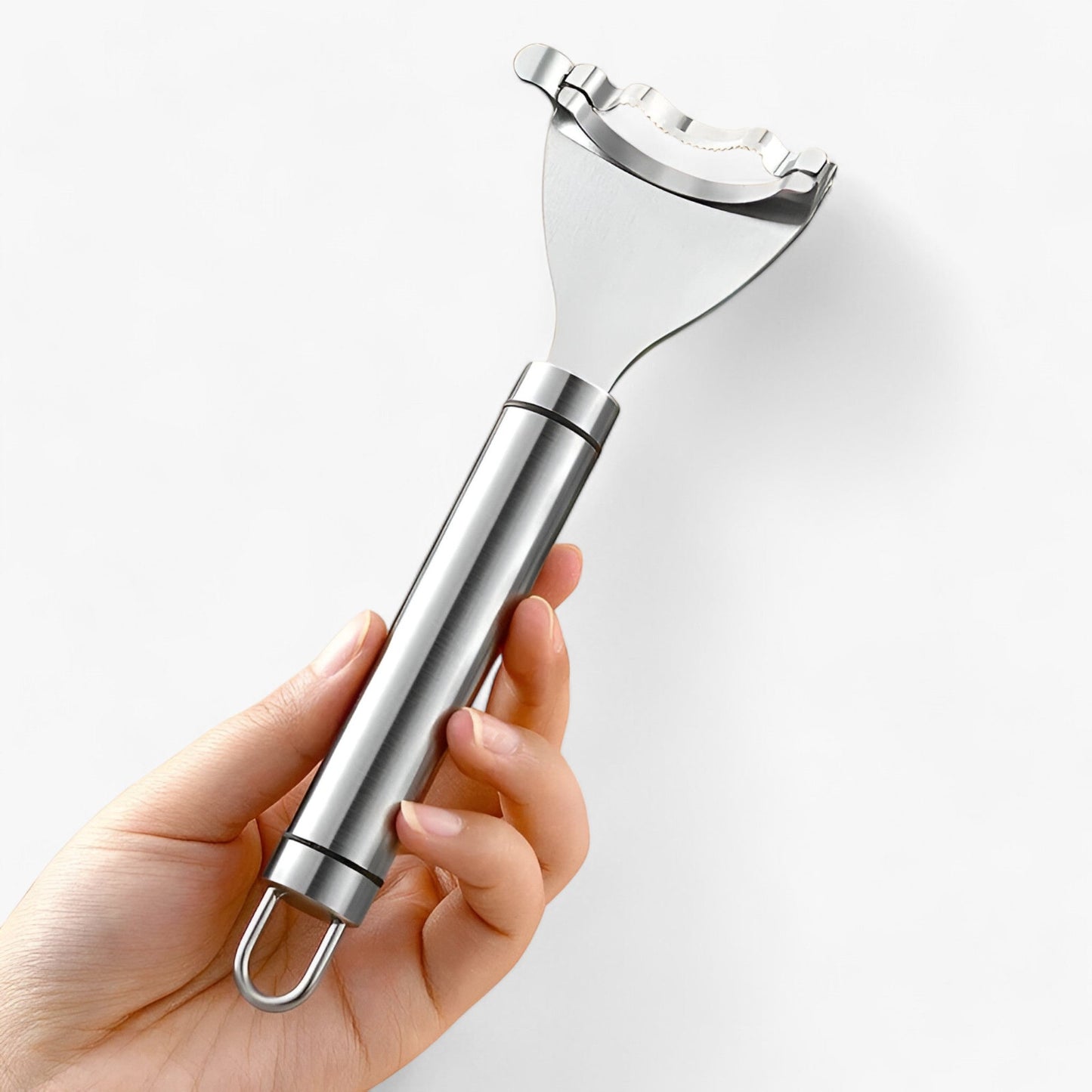 Hand hält Edelstahl-Käseschneider mit ergonomischem Griff, ideal für präzises Schneiden.