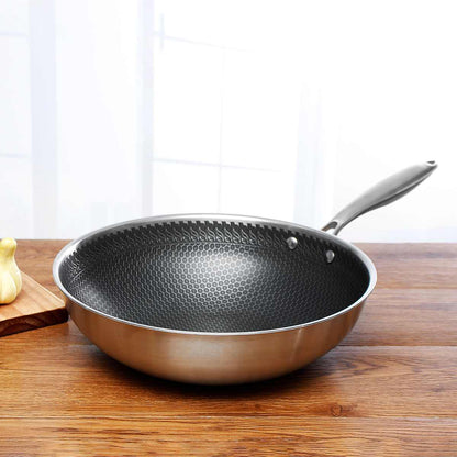 Bratpfanne aus Edelstahl mit Antihaftbeschichtung auf Holztisch, modernes Küchengerät.