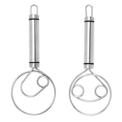 Zwei Edelstahl-Schneebesen mit ergonomischem Griff, ideal zum Rühren und Mixen in der Küche.