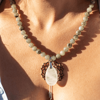 Labradorit-Halskette mit Lotus-Anhänger, Edelstein, Damen-Schmuck, Boho-Stil, Naturstein.