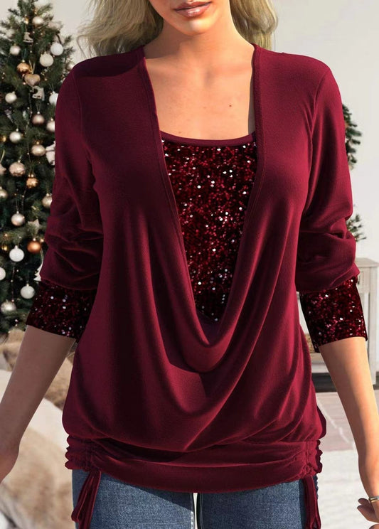 Frau in rotem Glitzer-Top vor Weihnachtsbaum, festliche Mode, elegantes Design.