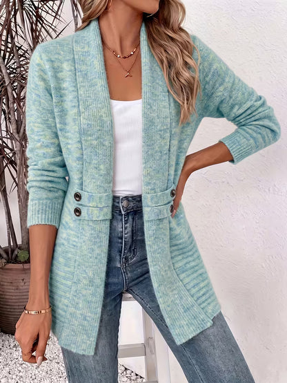 Mintgrün-blau melierter Cardigan mit Schalkragen und Knopfschlaufen an der Taille, getragen mit Jeans 5