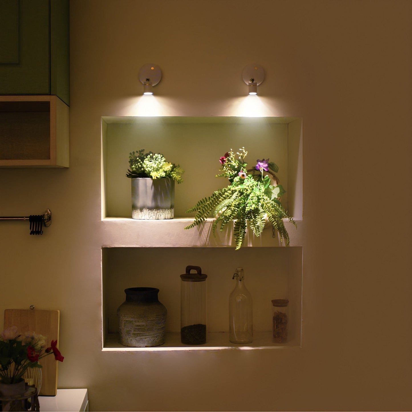 Wandleuchte LED Weiß, beleuchtet Regal, moderne Innenbeleuchtung, energiesparend, stilvoll.
