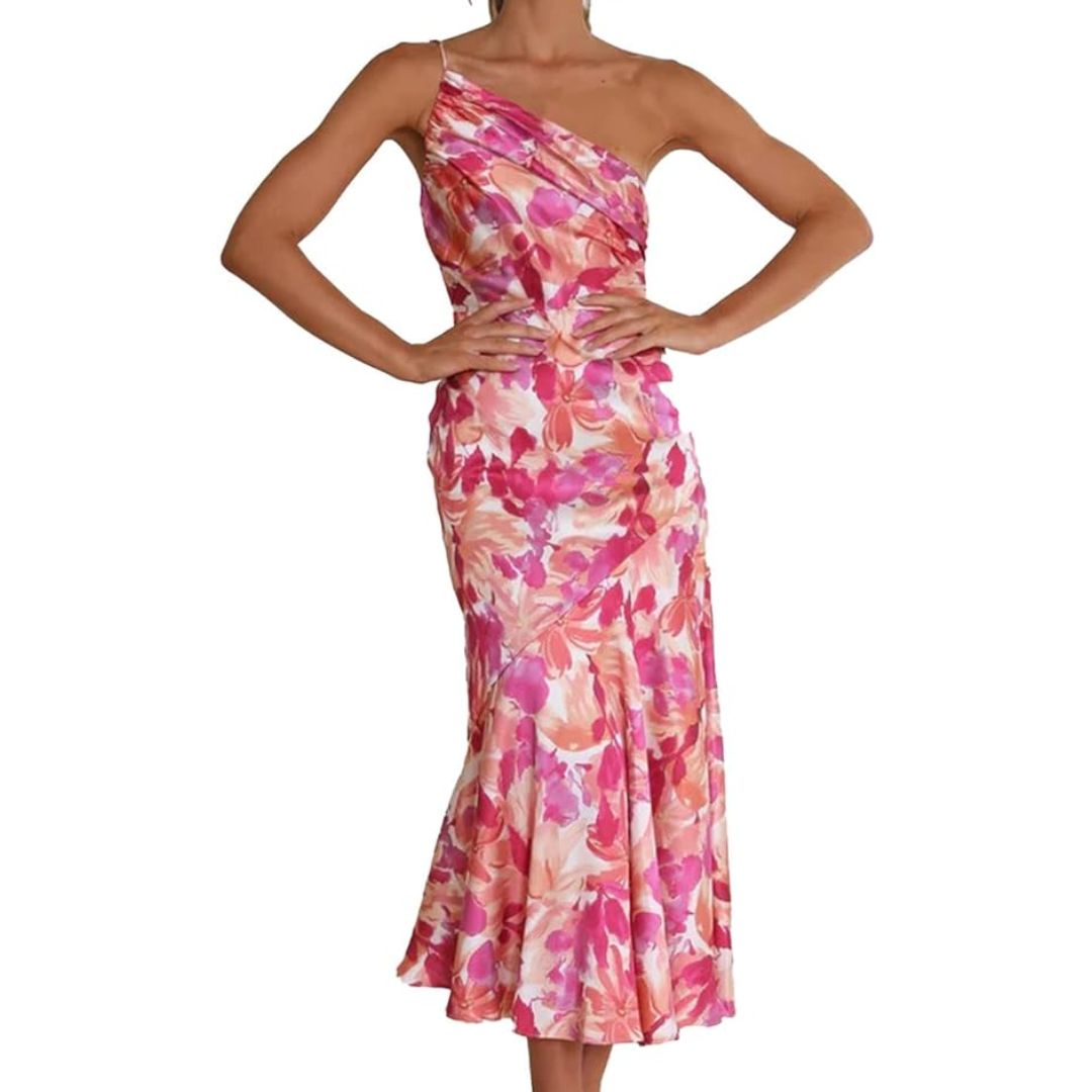 Frau in einem schulterfreien, floralen Sommerkleid in Rosa und Orange.