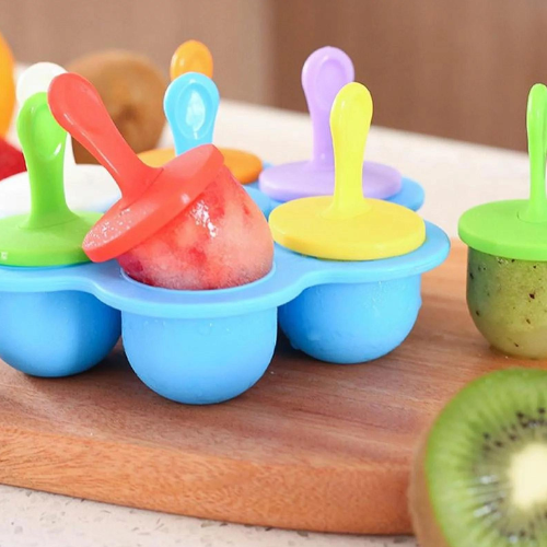 Bunte Eisformen aus Silikon mit Fruchteis, ideal für Sommer, Küche, DIY-Eis am Stiel.