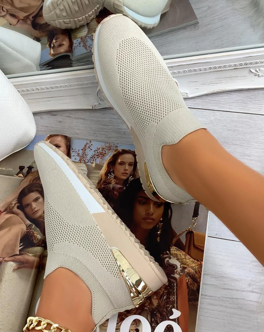 Beige elastische Damen-Sneaker, atmungsaktiv, mit goldenen Akzenten, auf Magazin.