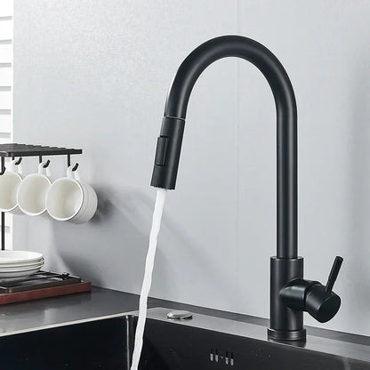 Schwarzer Küchenwasserhahn mit hohem Bogen und Seitenhebel über einer dunklen Spüle, Wasser fließt, daneben hängende weiße Tassen. 5
