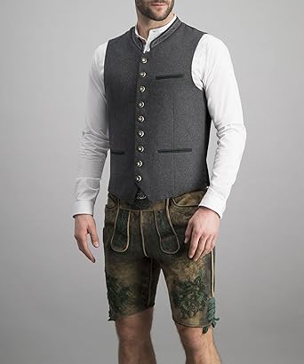 Ganzfigur-Ansicht: Model trägt die graue Weste über weißem Hemd zu einer kurzen Lederhose mit grüner Stickerei. 2