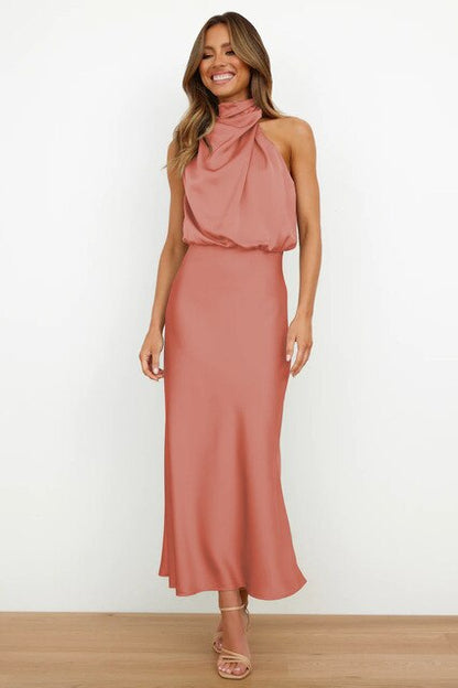 Frau in eleganter, ärmelloser, rosa Abendkleid, bodenlang, modisch, 2023, Party, Hochzeit.
