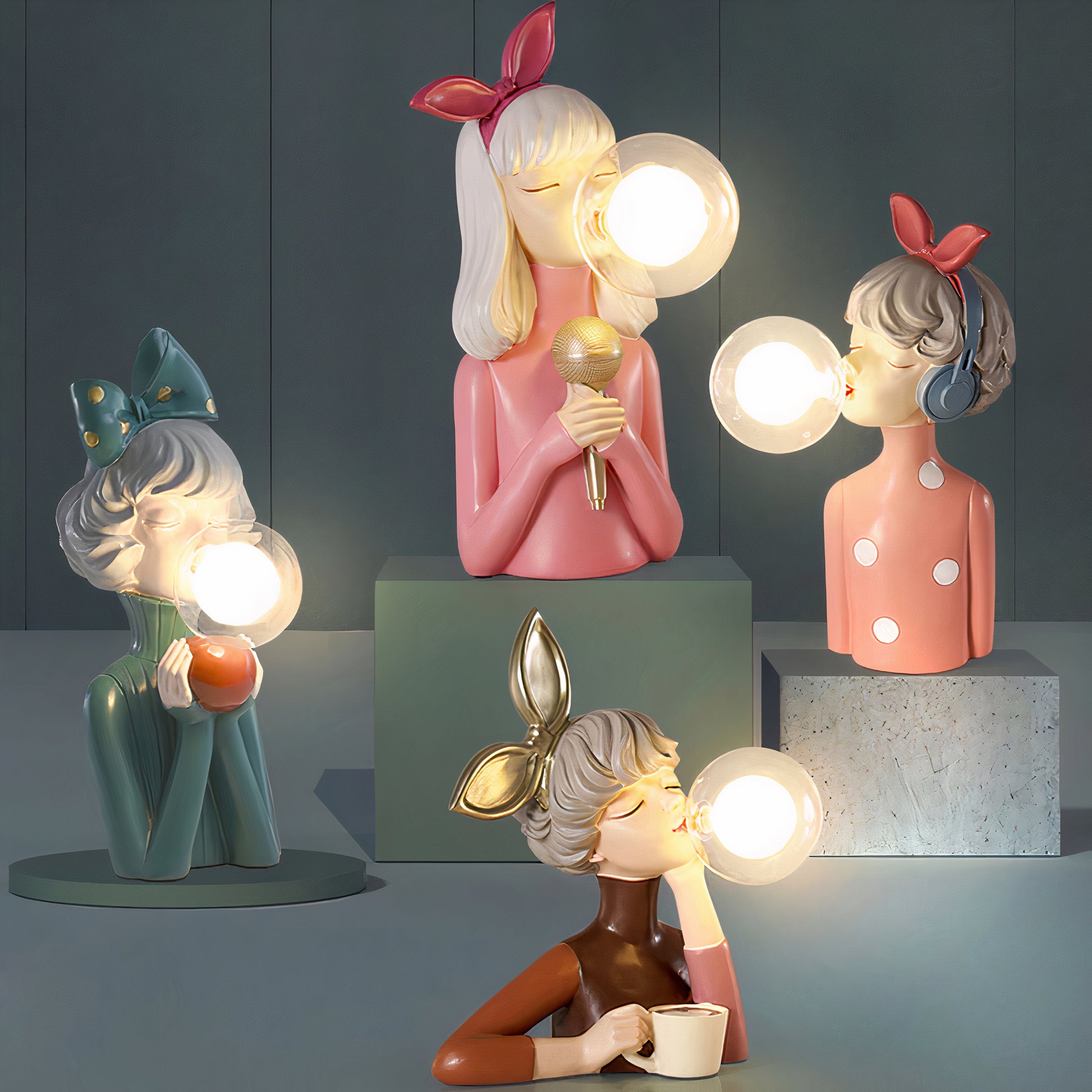 Vier bunte Harz-Tischlampen in Form von Frauen mit Kugelleuchten, modern und dekorativ.