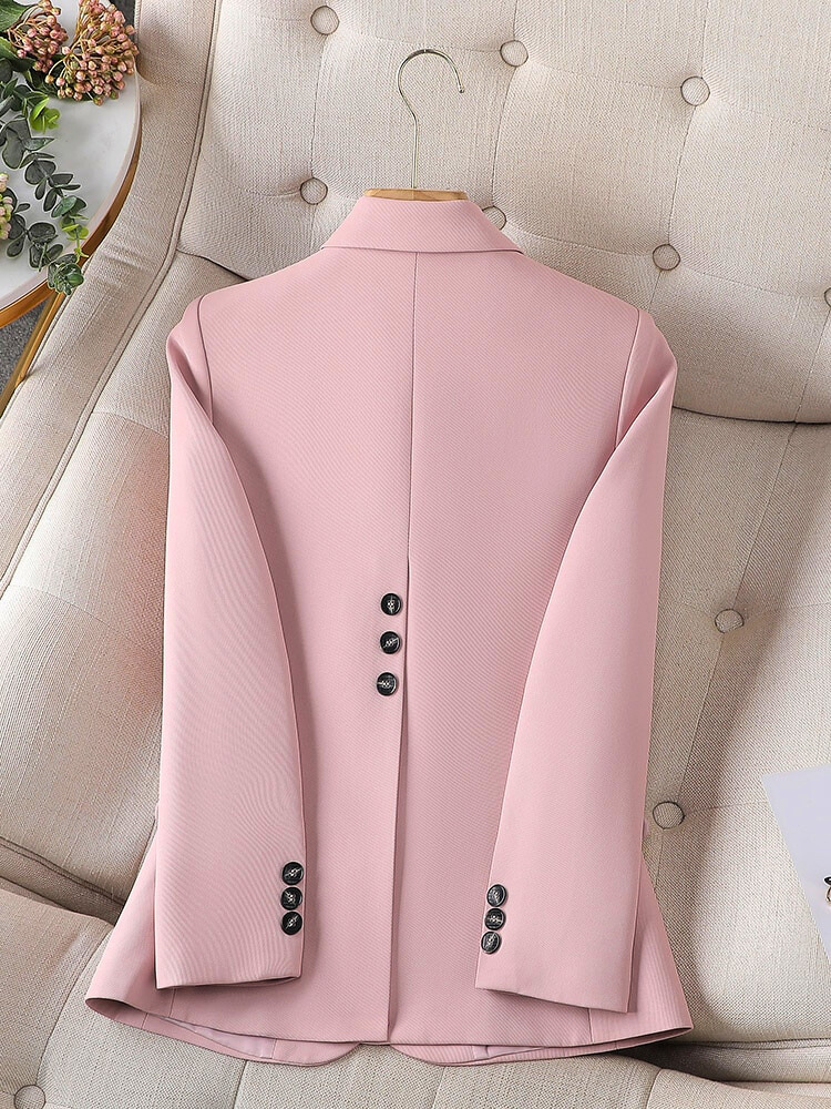 Rosa Damenblazer mit Knöpfen, elegantes Design, hochwertige Mode, Business-Outfit.