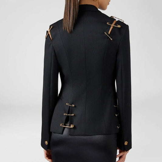 Schwarzer Damen-Anzugmantel mit V-Ausschnitt und goldenen Schnallen, elegantes Design.