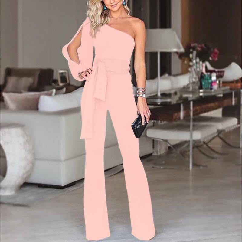 Frau in rosa, schulterfreiem Jumpsuit, elegant, modern, Abendmode, Wohnzimmer.