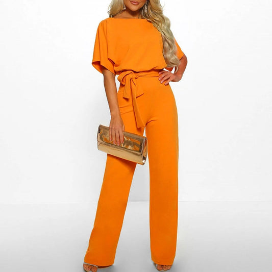 Orange Damen-Jumpsuit, Rundhals, weites Bein, mit Gürtel, elegantes Sommer-Outfit.
