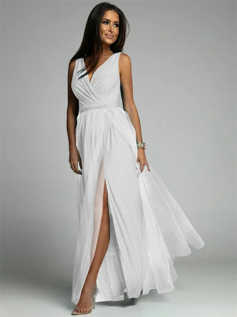 Frau in elegantem, weißem, ärmellosem V-Ausschnitt-Kleid mit Schlitz, ideal für Partys.