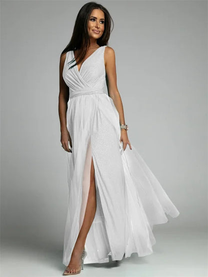 Frau in elegantem, weißem, ärmellosem V-Ausschnitt-Kleid mit Schlitz, ideal für Partys.