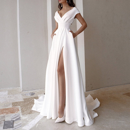Elegantes weißes Abendkleid mit V-Ausschnitt und hohem Schlitz, bodenlang, Damenmode.