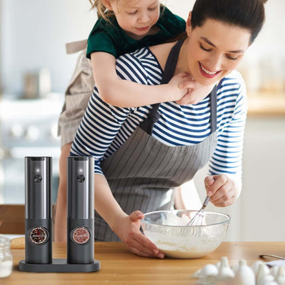 Frau mit Kind beim Kochen, elektrische Salz- und Pfeffermühle Set, Edelstahl, modern, Küche.