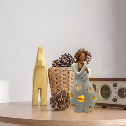 Keramikengel mit Teelicht, dekorative Figur, beige, auf Holztisch, neben Retro-Radio und Korb.