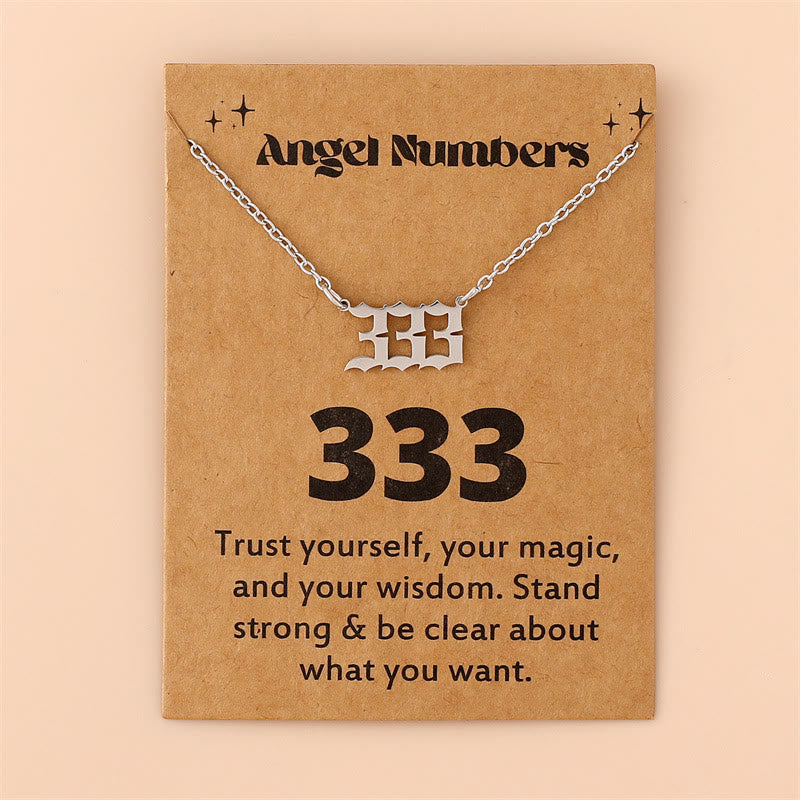 Silberne Halskette mit "333" Anhänger auf brauner Karte, Engelszahlen Schmuck, Geschenkidee.