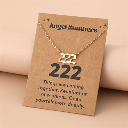 Goldene Halskette mit Engelszahl 222, minimalistisch, auf brauner Karte, spiritueller Schmuck.