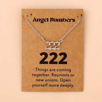 Silberne Halskette mit "222" Anhänger auf brauner Karte, Engelszahlen Schmuck, spirituell.